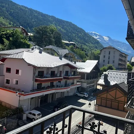 Apartment Bernadette: Spacious 4-bedroom With Great Views Near Center And Lift
