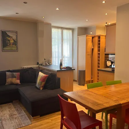 Bernadette: Spacious 4-bedroom With Great Views Near Center And Lift Apartment *